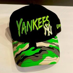 NY Yankees Youth New Era Snap Back Green Neon Camo Hat Used